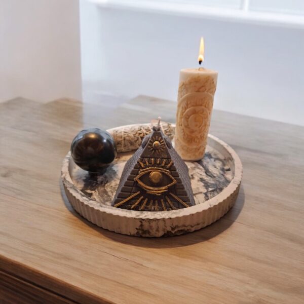 Mystisches Set – Pyramidenkerze + Ornamentkerze + Weiße Salbei + Schungit-Kugel auf Gipsunterteller