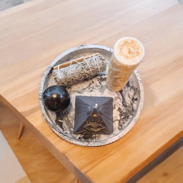 Mystisches Set – Pyramidenkerze + Ornamentkerze + Weiße Salbei + Schungit-Kugel auf Gipsunterteller – Bild 4