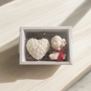 Geschenkset – Kerze in weiblicher Silhouette & Herz aus Sojawachs