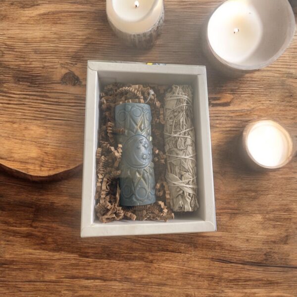 Geschenkbox – Weiße Salbei zum Räuchern & Ornament-Kerze aus Sojawachs